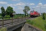 146 201 schiebt am 02.06.2023 bei Winterstettenstadt den von Friedrichshafen kommenden RE 5 / 4220 nach Stuttgart