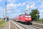 146 029 erreicht mit ihrer RB40 nach Helmstedt den Haltepunkt Ovelgünne. 1993 wurde die Strecke zwischen Magdeburg und Helmstedt mit allen Bahnhöfen und Haltepunkten grundlegend moderisiert und elektrifiziert. Alle Bahnsteige wurden erneuert und die Strecke mit ESTW Technik ausgestattet. Bis heute hat sich hier nichts getan und die Bahnhöfe strahlen den modernen Charme der 90er Jahre aus. 

Ovelgünne 17.07.2023