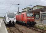 Abellio 9442 308 als RB 74667 von Saalfeld (S) nach Halle (S) Hbf und DB 146 016 mit dem RE 4882  Saale-Express  nach Halle (S) Hbf, am 07.10.2023 in Naumburg (S) Hbf.