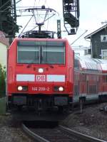 Eine BR 146.2 aus Stuttgart legt sich in Tamm (Wrtt.) in die Kurve um einen RE in Richtung Stuttgart/ Ulm zu bringen. (21.08.2008)