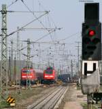 146 238-1 und 111 060-0 mir ihren Wagenparks im Gleisvorfeld Offenburg 4.4.09