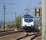 146 532-7 aus der Froschperspektive bei der Einfahrt mit MEr 36517 nach Lneburg am 29.08.09 in Maschen.