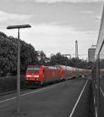 146 239-9 fhrt mit einem RE nach Karlsruhe Hbf in Konstanz-Petershausen ein, 8. Mai 2010.