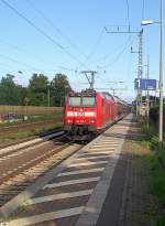 RE nach Norddeich Mole geschoben von der 146 105-2 durch Dedensen-Gmmer am Donnerstag den 23. Juni 2011.