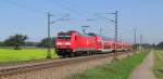 146 229-0 kommt hier mit dem IRE von Karlsruhe nach Kreuzlingen durch Ettlingen West gefahren. 20.08.2011