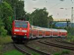 146 015 zieht am 20.07.2012 den RE 1 auf der KBS 480 zwischen Aachen Hbf und Aachen Rothe-Erde durch den langen Gleisbogen.