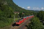 146 237-3 mit IRE 5309 Karlsruhe Hbf - Kreuzlingen/CH am Haltepunkt Singen-Landesgartenschau. Links der Hang des Hohentwiels. 10.07.12