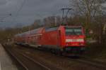 Dunkel wird der Himmel ber Offenau, als die 146 206 mit ihrer RB an den Bahnsteig heran fhrt am Sonntag den 30.12.2012