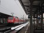 Der IRE aus Lindau nach Stuttgart hlt trotz des Wetters und dem Lokwechsel pnktlich in Gppingen.