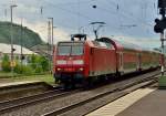 RE5 von Koblenz kommend in Richtung Emmerich fahrend durcheilt hier gerade den Bahnhof von Brohl, nchster Halt ist Remagen.