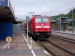 146 208-4 steht in Neckarelz am Bahnsteig Gleis 1 mit ihrer RB nach Ulm und wartet auf die Abfahrerlaubnis. 8.8.2013