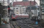 Hier fährt 146 023 mit ihrem Doppelstockpark zur Bereitstellung am 20.12.13 in den Paderborner Hbf ein.