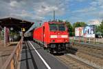 Ausfahrt am 28.05.2014 von der Stuttgarter Leihlok 146 201, die derzeit für das BW Freiburg fährt, mit der RB 81309 (Offenburg - Basel Bad Bf) aus Müllheim (Baden). Die RB 81309 ist einer der wenigen Regionalbahnen, die derzeit bis nach Basel fährt. Durch die Streckensperrung zwischen Schliengen und Eimeldingen, fahren Zurzeit nur wenige Nahverkehr Züge durch den Katzenbergtunnel nach Basel. Zur Lok, die 146 201 wurde aus Stuttgart nach Freiburg ausgeliehen, damit man genug 146er mit NBÜ hat, damit man den Verkehr durch den Katzenbergtunnel betreiben kann.