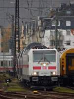 . Ein Blick (vom Bahnsteig aus) zur Abstellgruppe im Koblenzer Hauptbahnhof - Dort stand am 20.11.2014 die DB Fernverkehr 146 566-5 (TRAXX P160 AC2) lackiert in der IC-Farbgebung (wei mit verkehrsrotem Lngsstreifen) zusammen mit Twindexx IC Doppelstockwagen. (Jeanny)