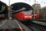 146 015 DB  steht mit dem RE1 im Bahnhof Aachen bereit zur Abfahrt nach Paderborn-Hbf
bei Regenwetter am Kalten 13.12.2014.