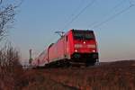 Hier die Freiburger 146 237-3 beim Sonnenuntergang am 08.03.2014 beim Örtchen Hügelheim und fuhr ihrem nächsten Halt in Müllheim (Baden) entgegen.