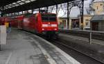 146 018 DB  steht mit dem RE1 im Bahnhof Aachen bereit zur Abfahrt nach  Hamm Westfalen.
Aufgenommen vom Bahnsteig 2 vom Aachen-Hbf bei Schneeregenwolken am Nachmittag vom 1.2.2015.