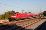 Für die Hauptprobe war noch alles perfekt:
Schönes Abendlicht beleuchtet 146 214 mit ihrem RE 19050 (Singen Htw > Stuttgart Hbf).
Doch schon zeigen sich die bedrohlichen Schatten des Hohenhewen - Was dann kommt ist bekannt ;-)
Gegen Ende des Bahnbildertreffens in Singen - Welschingen am 2. August 2015