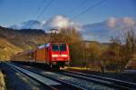 146 244-9 schiebt einen RE in Richtung Würzburg gesehen bei Gambach am 09.12.15.