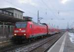 DB 146 028 mit dem RE 17628 nach Magdeburg Hbf, am 23.01.2016 in Naumburg (S) Hbf.