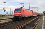 Am Montagnachmittag in Groß-Gerau-Dornberg ist die ehemalige Nordrheinwestfälin 146 003-9 mit einem Dostockzug als RE 70 nach Mannheim Hbf auf Gleis 2 eingefahren. 3.10.2016