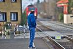 Einfahrt des RE aus Karlsruhe Hbf nach Konstanz Hbf im Bahnhof Allensbach den 5.12.2016