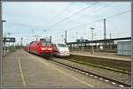 Wrend 401 004  Mhldorf am Inn  als ICE926 von Mnchen Hbf nach Kiel Hbf rollt, fhrt die 146 009 mit dem RE6  Westfalen-Express  von Minden (Westf) nach Dsseldorf auf Gleis 10 ein.