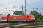 DB Lok 146 115-1 fährt beim badischen Bahnhof ein.