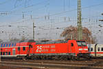 DB Lok 146 222-5 fährt beim badischen Bahnhof ein.