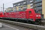 146 208-4 vor den Wagen des RE 5 / 4209, Stuttgart - Lindau-Reutin, am 14.12.2021 im Stadtbahnhof von Friedrichshafen