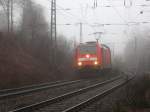146 233-2 taucht mit dem IRE 4705 aus dem Nebel am B31 der Schwarzwaldbahn 24.11.07