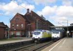 146 535-0 mit MEr 36517 nach Lneburg und 146 536-8 mit MEr 36616 nach Tostedt stehen am 1.04.09 vor dem Empfangsgebude des Hamburg-Harburger Bahnhofs.