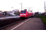Am 01.04.2005 fuhr am abend der RE 4  Wuper-Express  von Dsseldorf nach Aachen Hbf in den Rheydter Hbf ein.