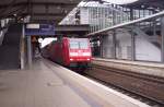 Die 146 021-1 hat einfahrt in den Flughafen Bahnhof von Dsseldorf und wird kurz danach seinem Reiseziel Dsseldorf Hbf entegen streben.