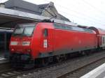 146 011-2 ist mit ihrem RE in Bielefeld angekommen und fhrt nach einem kurzen Zwischenstop weiter nach Dsseldorf. Aufgenommen am 31.01.2011.