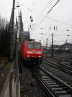 146-024 verlsst mit dem Rhein-Express (RE 5) Koblenz - Emmerich Kln Hbf und wird gleich die Hohenzollernbrcke berqueren.
