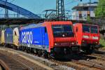 Am 26.05.2012 fhrt 482 041-1 mit 183 704 der Wiener Lokalbahn am Haken an der havarierten 146 023 im Aachener Hbf vorbei.