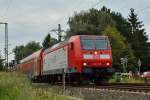 146 020-3 zieht den RE5 am Morgen des 25.07.2014 über den Bahnübergang Hügelstraße in Dinslaken.