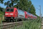 Auerplanmiger Halt in Konstanz-Wollmatingen - Durch Zufall wurde am 17.07.2022 die an der Haltestelle stehende  Schwarzwaldbahn  gesehen. Nachdem der Fotoapparat ausgepackt wurde, zog 146 231-6 die Wagen einige Meter vorwrts und hielt dann wieder an. Laut der DB-App handelte es sich um RE 29030 von Konstanz nach St. Georgen (Schwarzw) als Ersatzfahrt fr RE 4730, Konstanz - Karlsruhe. Kurze Zeit spter setzte der laut DB-App 59 Minuten versptete  Ersatzzug  langsam die Fahrt in Richtung Allensbach fort.