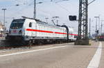 147 564 fährt vom Depot aus zum Bahnsteig um den IC nach Karlsruhe bereitzustellen.