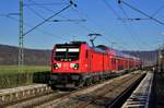 147 005 kommt am 06.01.2020 um die Mittagszeit mit dem RE von Stuttgart durch den Haltepunkt Lustnau.