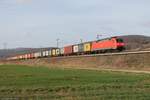 152 142-6 DB mit langem Containerzug bei Beulshausen am 15.03.2017