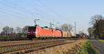 DB Cargo 152 112 und 152 148 mit gemischtem Güterzug in Richtung Bremen (Diepholz, 16.03.17).