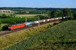 Die 152 056 passiert mit ihrem KT 40558 von Verona Q. E. nach Rotterdam Waalhaven in Kürze die Ortschaft Fahlenbach. Von einer Anhöhe aus hat man einen schönen Blick auf die typische Landschaft der Hallertau mit den charakteristischen Hopfengärten (19. Juli 2016).