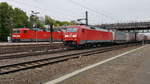 DB 152 018-8 und im Hintergrund DB 143 248 als RB75 in Main-Bischofsheim am 25.4.2017