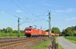 DB Cargo 152 102 zieht einen Containerzug am 17.05.17 bei Langwedel in Richtung Bremen.