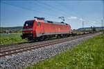 152 010-5 ist mit einen Containerzug am 10.05.2017 bei Retzbach-Zellingen in Richtung   Norden unterwegs.