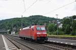 DB Cargo 152 001 durchfährt am 03.06.17 den Bahnhof Dillenburg in Richtung Siegen.