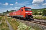 152 059-2 ist am 05.07.2017 mit einen Containerzug bei Thüngersheim unterwegs.