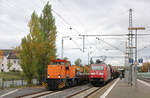 Begegnung von HLB 831 und DB Cargo 152 126 am 11. Oktober 2017 im Bahnhof Butzbach.